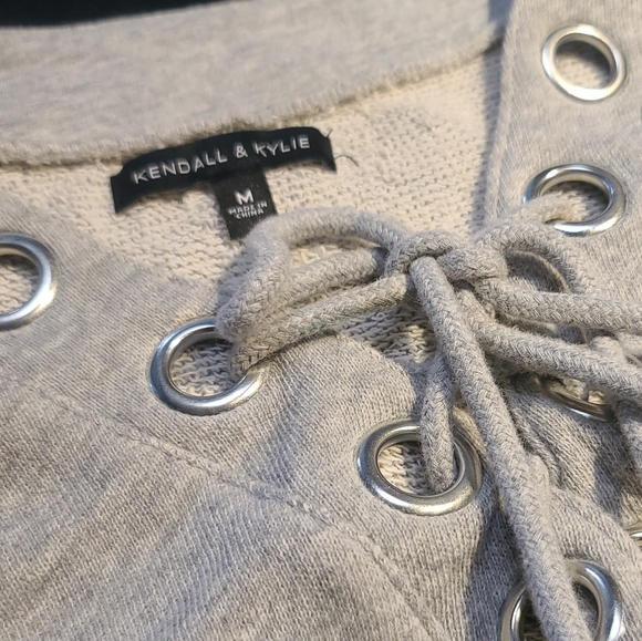 Kendall & Kylie cropped sweater size medium - Picture 2 of 3